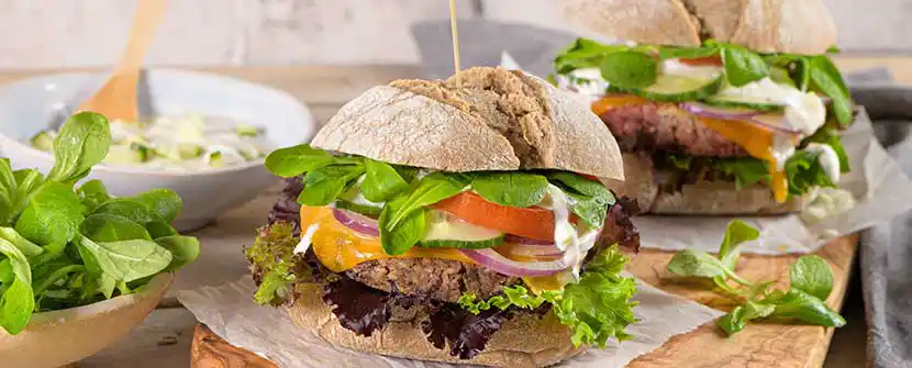 Teller mit Veggie-Burger