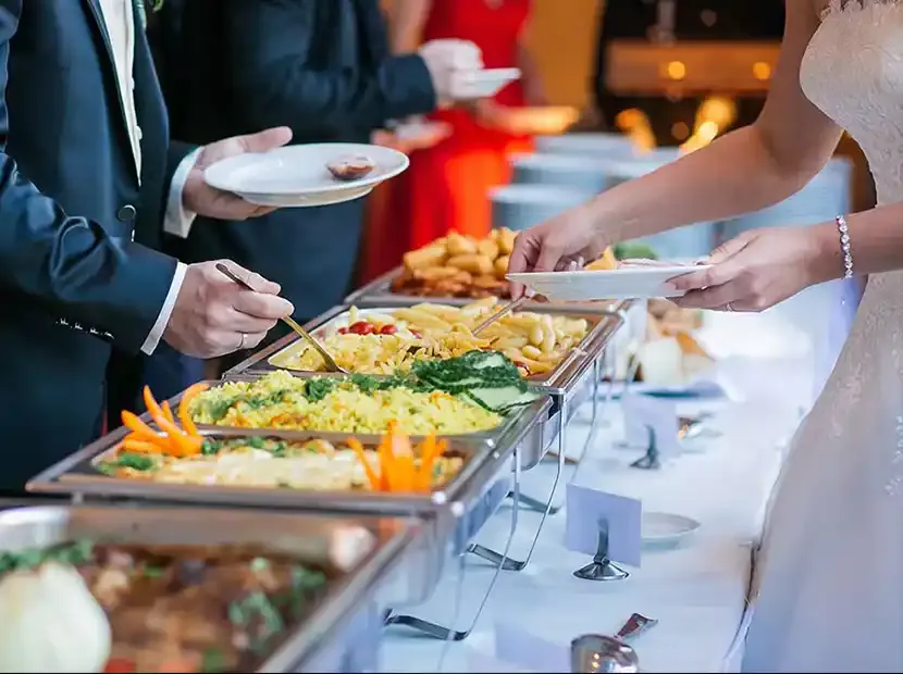 Festlich gedeckte Tafel für ein Firmenfest