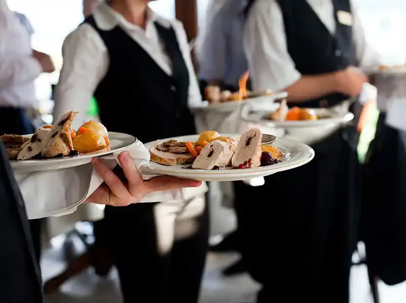 Servicepersonal beim Event-Catering