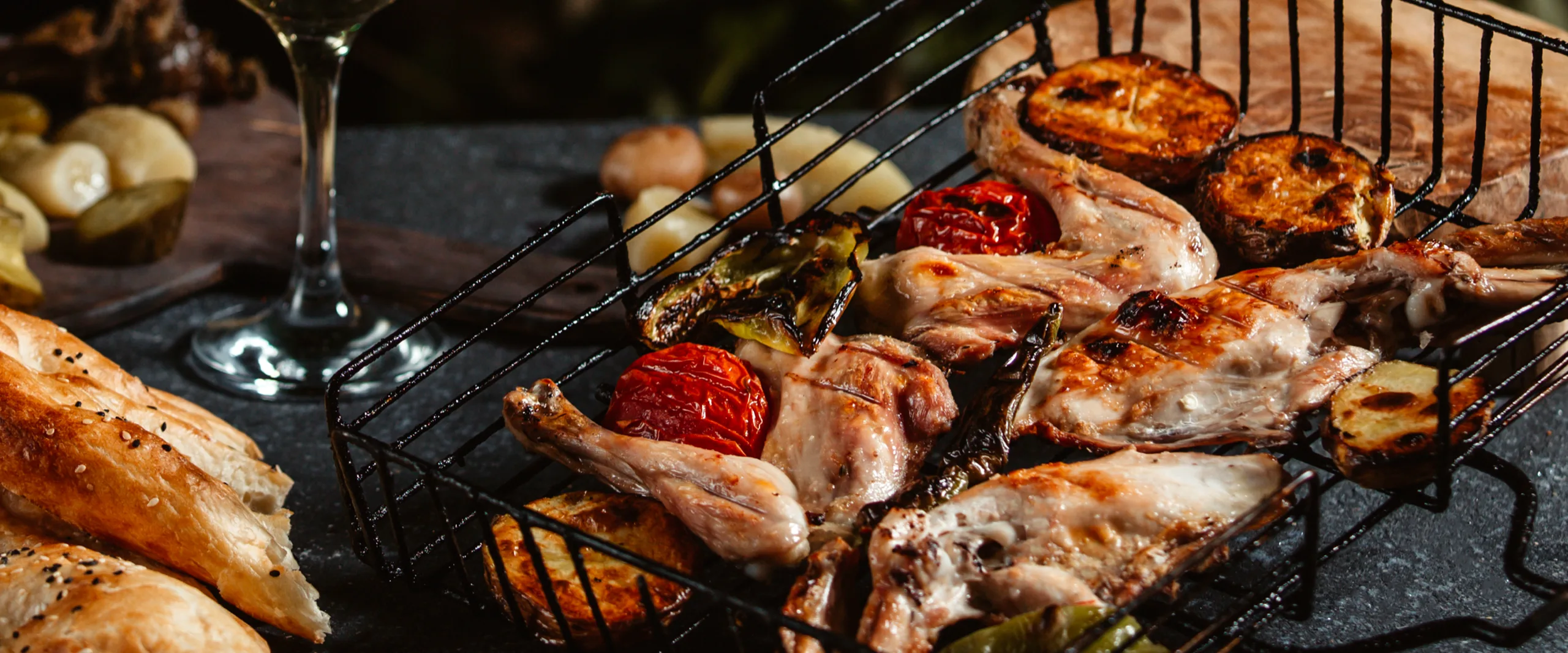 Gegrilltes Fleisch und Gemüse auf dem Grillrost