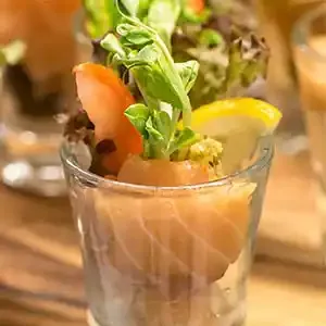 Ziegenkäse auf geröstetem Toskanabrot mit Oliven an Feigen-Blattsalat