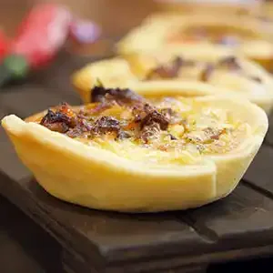 Ziegenkäse auf geröstetem Toskanabrot mit Oliven an Feigen-Blattsalat