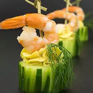 Gebratene Garnelen auf Gurkensockel und Ingwer mit Dill
