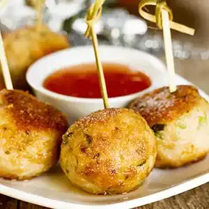 Gebratene Fisch-Gemüse-Bällchen mit süß-saurem Chilidip