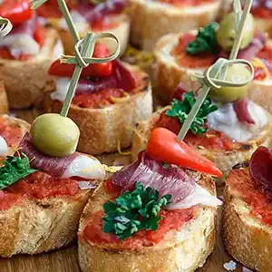 Tapas - Serano Schinken auf Tomatensugo und Weißbrot
