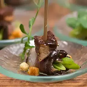 Bresaola Schinken und Rinderfilet gegrillt auf Frühlingsgemüse