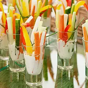 Gemüse-Stangen mit Joghurt-Knoblauch-Dip
