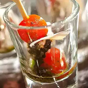 Karamelisierte Tomaten mit Fenchel-Chips an vegetarischem Kaviar