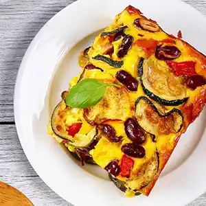 Teller mit Zucchini und mit Käse überbacken an Bechamelsauce.