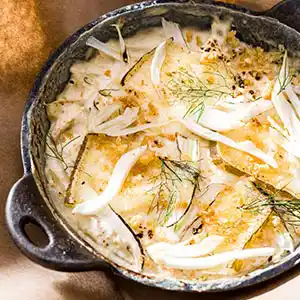 Teller mit Fenchel und mit Käse überbacken an Bechamelsauce.