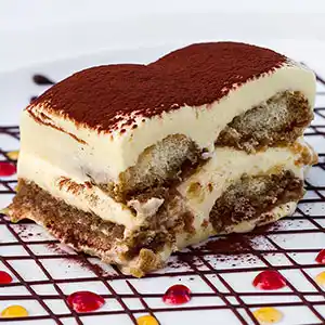 Tiramisu auf Schokogitter und Fruchtmousse.
