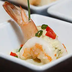Schälchen mit Garnele an Weißwein-Kohlrabi Sauce mit Paprika und Frühlingszwiebeln.
