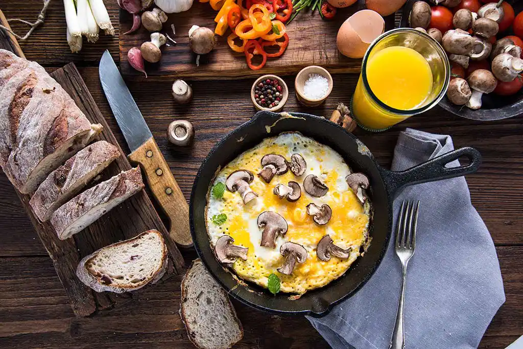 Brunchtisch mit Omellet und Champignons.