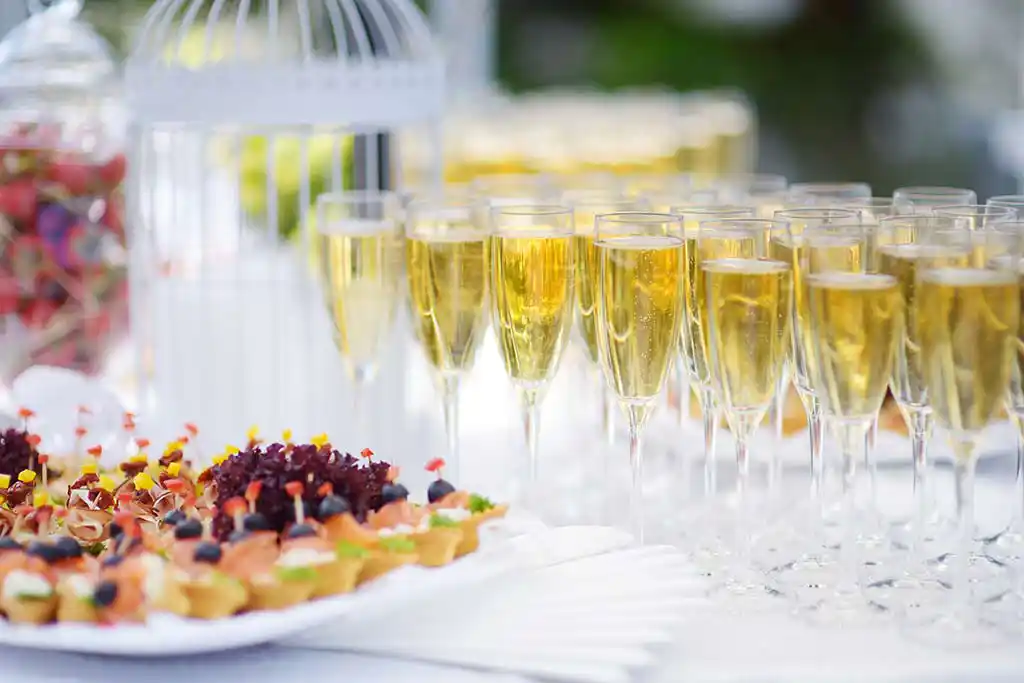 Tisch mit Sektgläsern und Fingerfood.