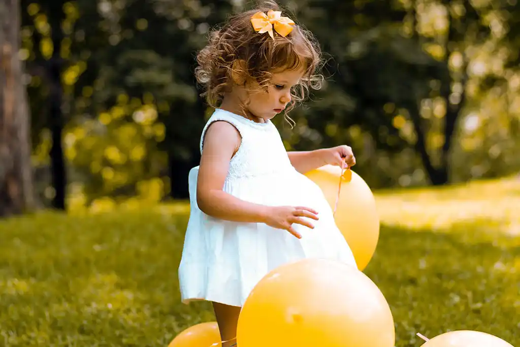 Kleines Mädchen mit Luftballon.