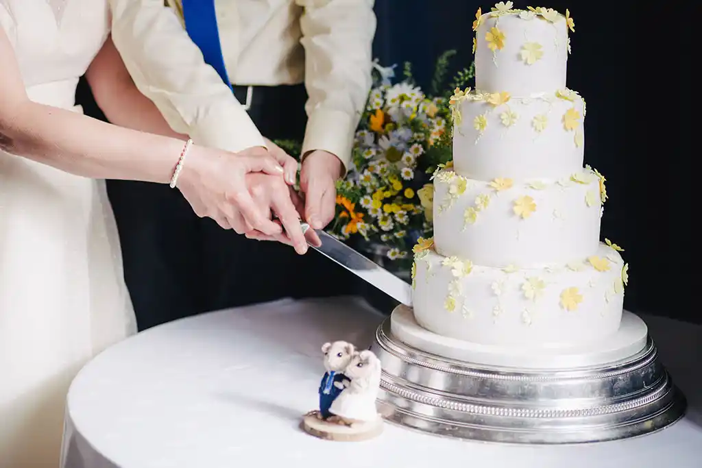 Hochzeitspaar schneidet Torte an.