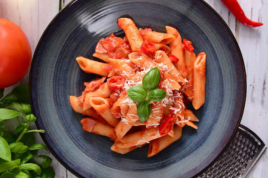 Teller mit Pasta all'arrabbiata.