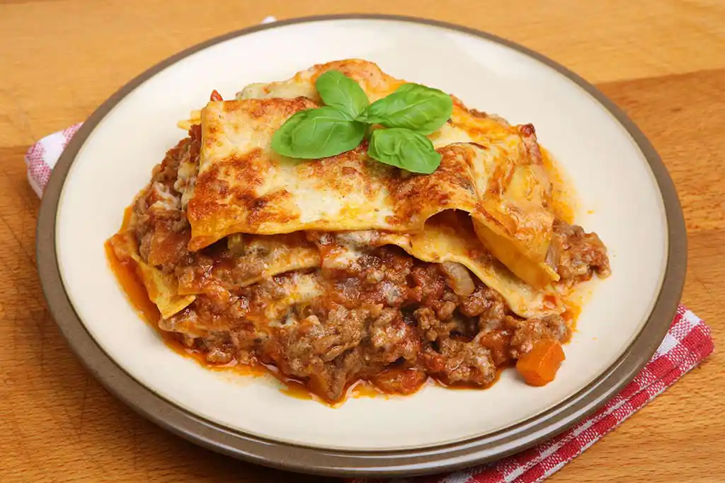 Teller mit Lasagne.