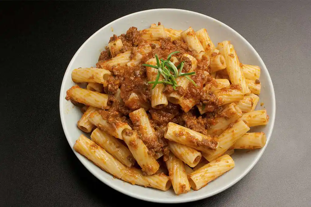 Teller mit Pasta al ragu.
