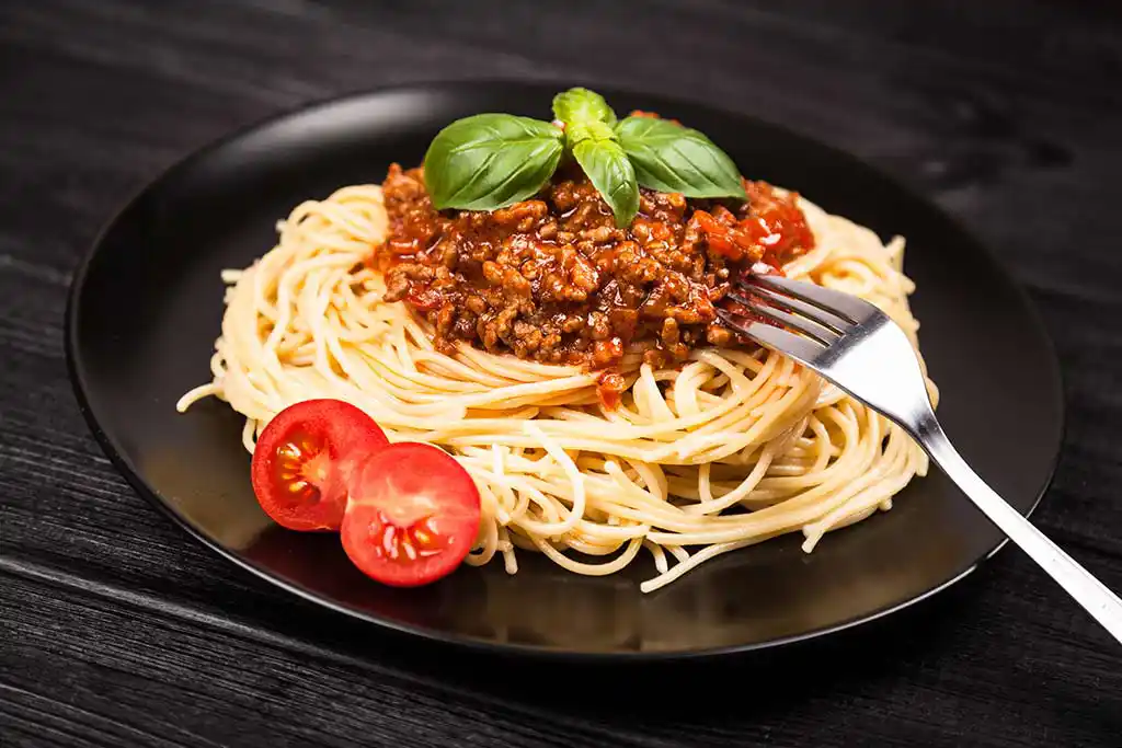 Teller mit Spaghetti bolognese.