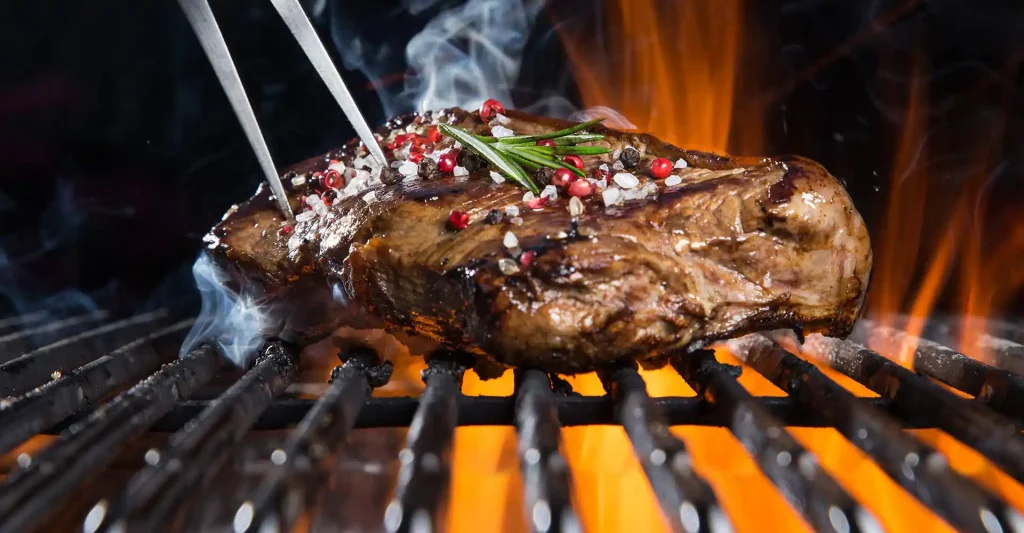 Leckeres Steak auf dem Grill.