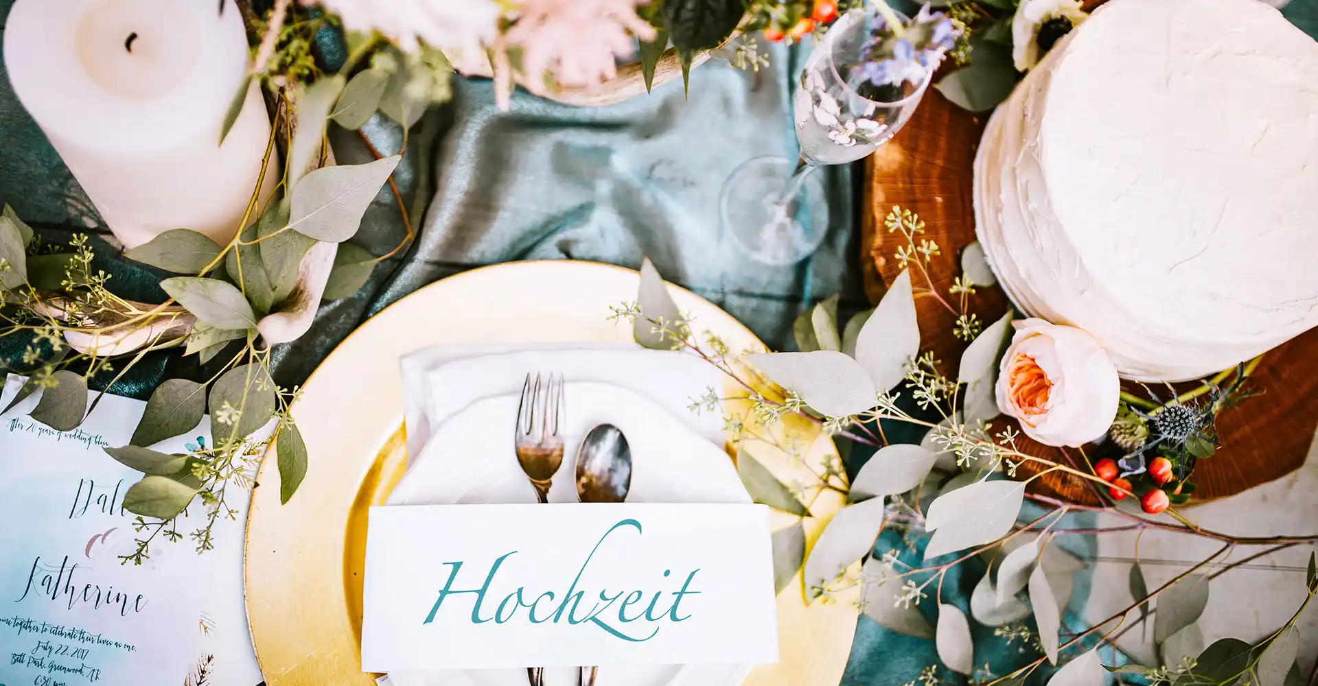Catering für Hochzeit mit Hochzeitstisch mit Torte und Blumendeko.