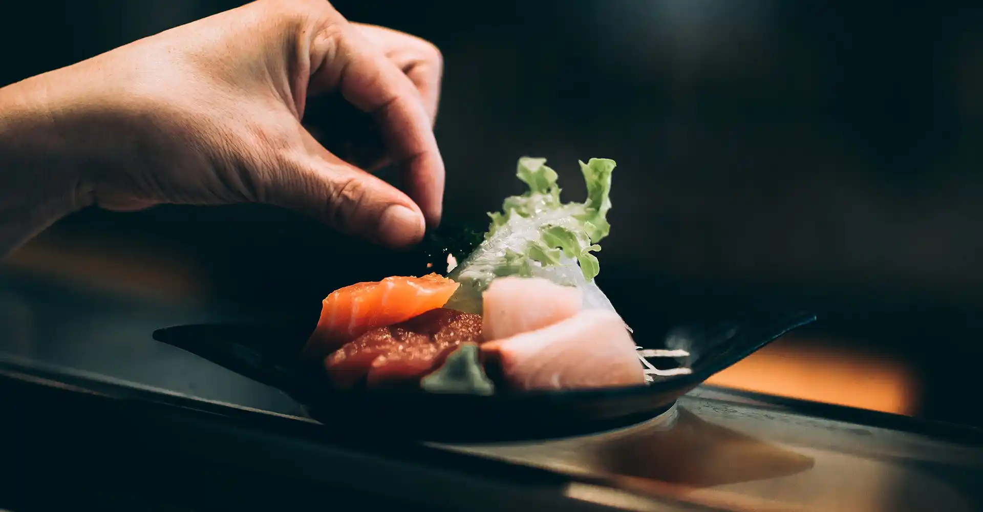 Schale wird mit Sushi gefüllt.