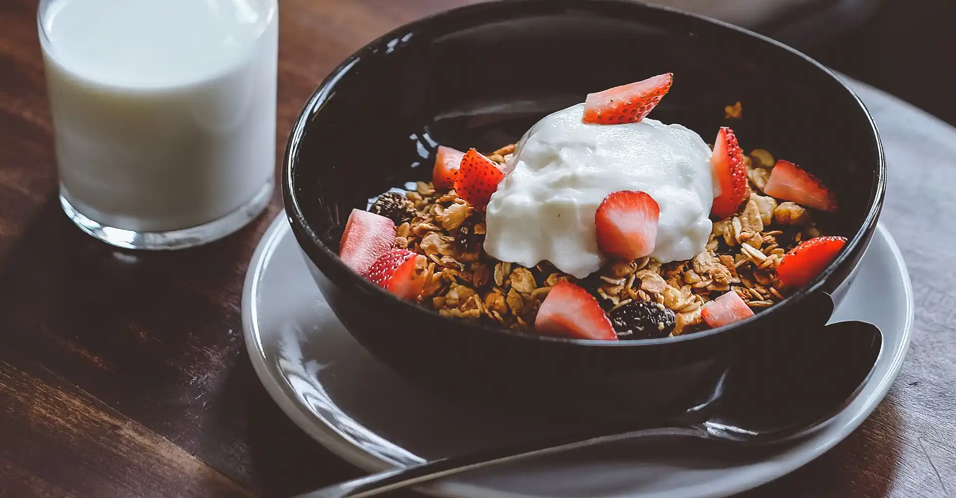 Schale mit Müsli und Erdbeeren.