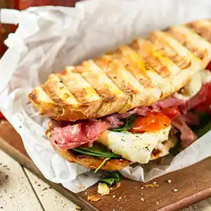 Focaccia mit Parma, Mozzarella und Tomaten.
