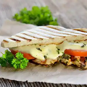 Focaccia mit Hühnerbrust, Mozzarella und Tomaten.