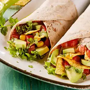 Wrap mit Salat, Paprika, Mais, Gurken und Tomate.