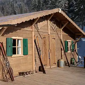 Urige Alm aus Holz.