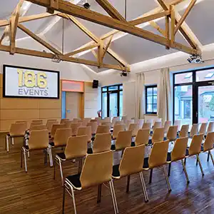 Saal mit alter Bausubstanz.