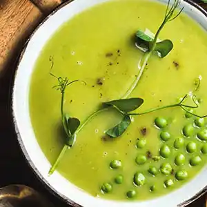 Teller mit Erbsencrèmesuppe.