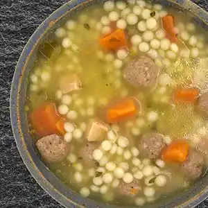 Teller mit italienischer Hochzeitssuppe.