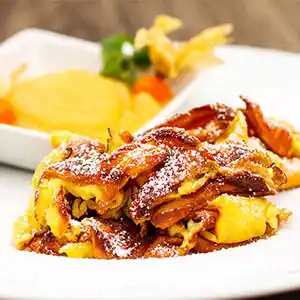 Original österreichischer Kaiserschmarrn mit Apfelmus.