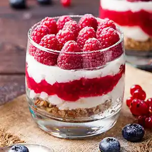 Himbeeren auf Ricottacreme und Mürbteigsplitter.