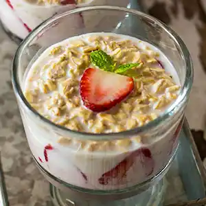 Dessert aus Haferflocken mit Erdbeeren an Buttermilch.