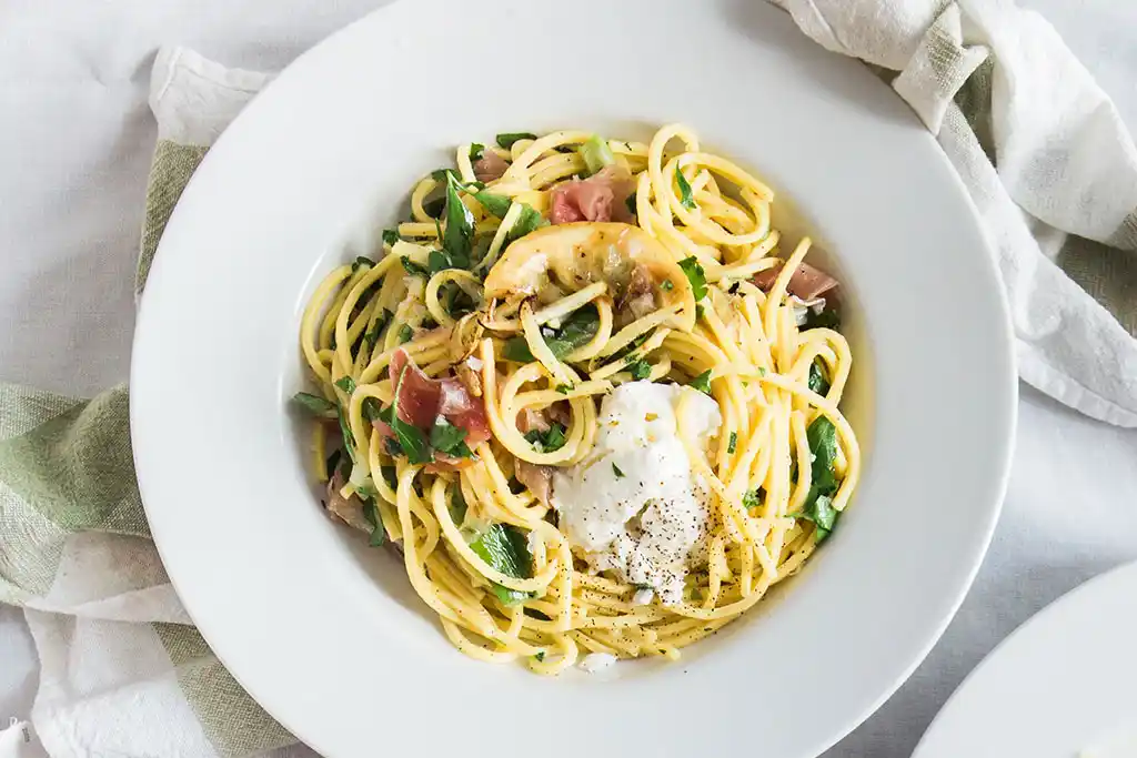 Teller mit Nudeln Sardinen, Sardellen, und Fenchel.