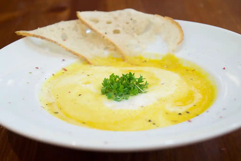 Karotten-Ingwersuppe mit Brot.