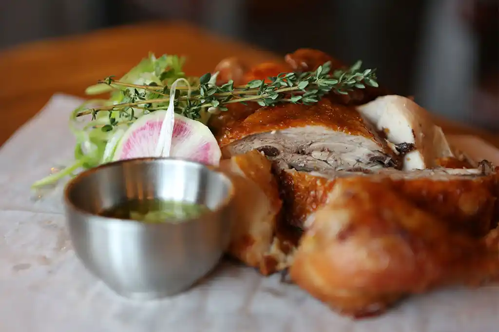 Jungschweinebraten mir Soße.