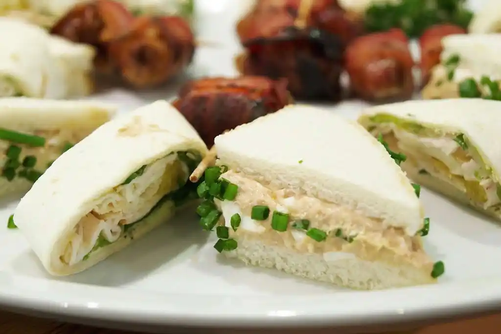 Tramezzini mit Thunfisch und Schnittlauch.