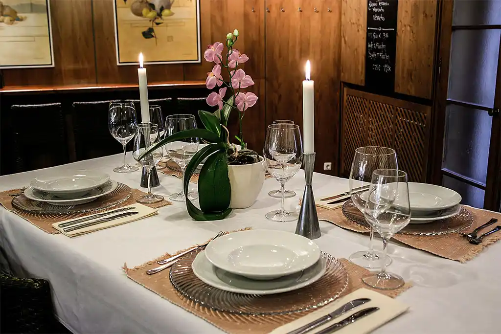 Gedeckter Tisch für Galadinner Event-Kochkurs.