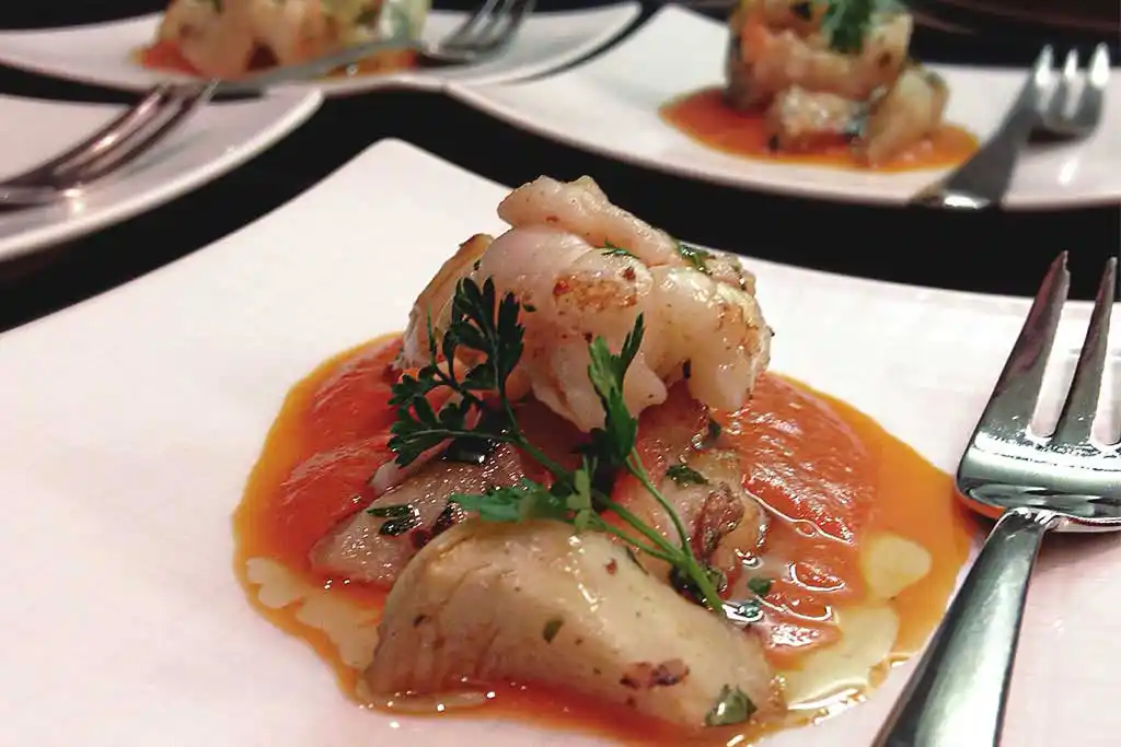 Gebratener Seeteufel auf Tomatensauce.