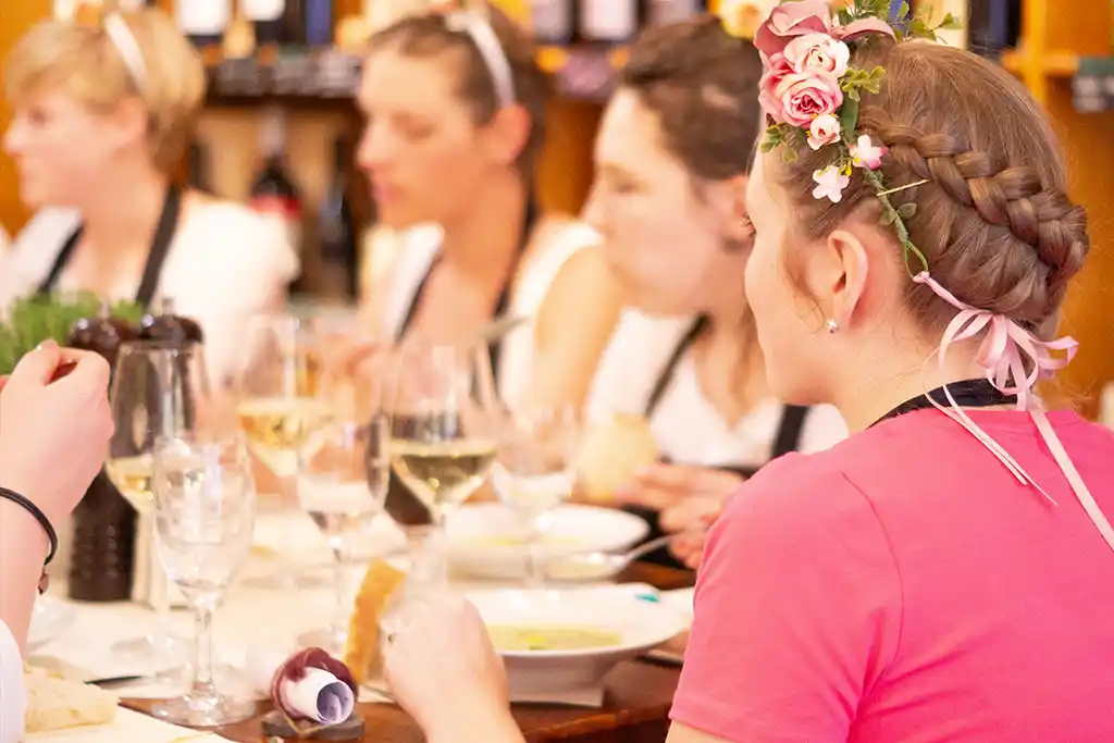 Kochkursteilnehmerinnen am Tisch beim Essen.