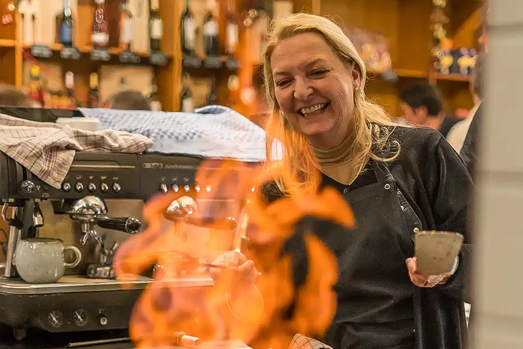 Kochkursteilnehmerin beim Flambieren.