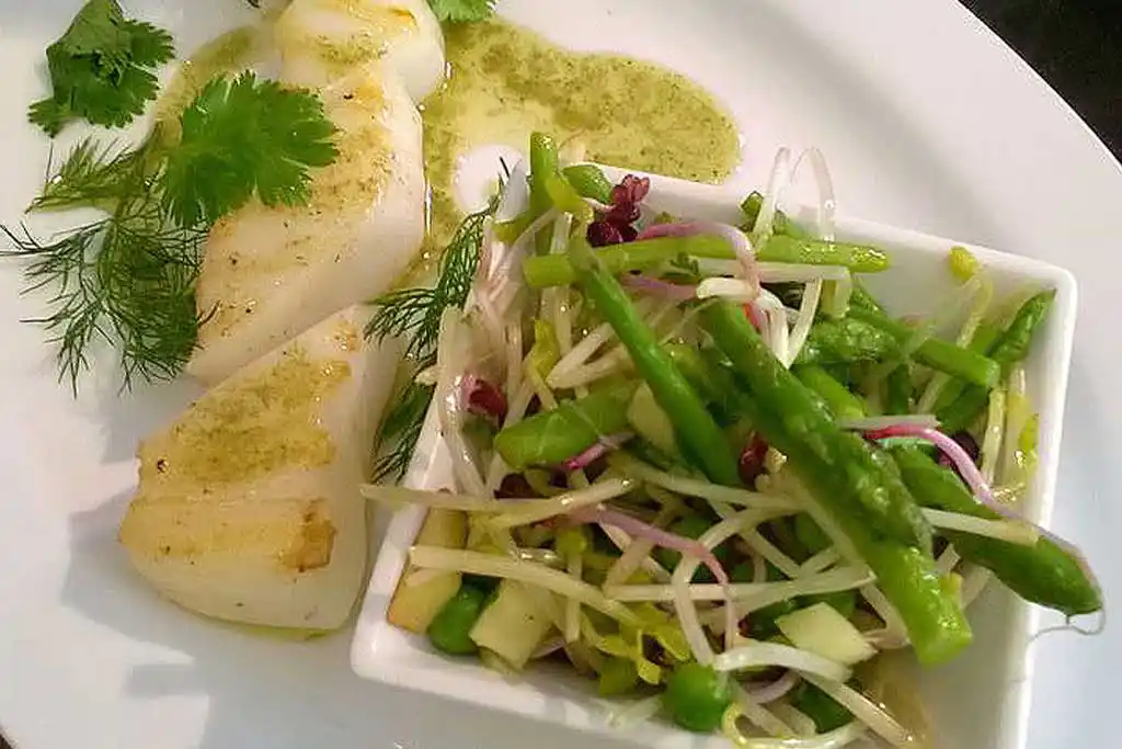 Kabeljau mit frischem Salat.