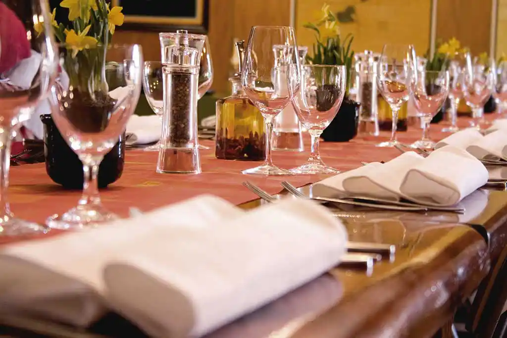 Elegant gedeckter Tisch.