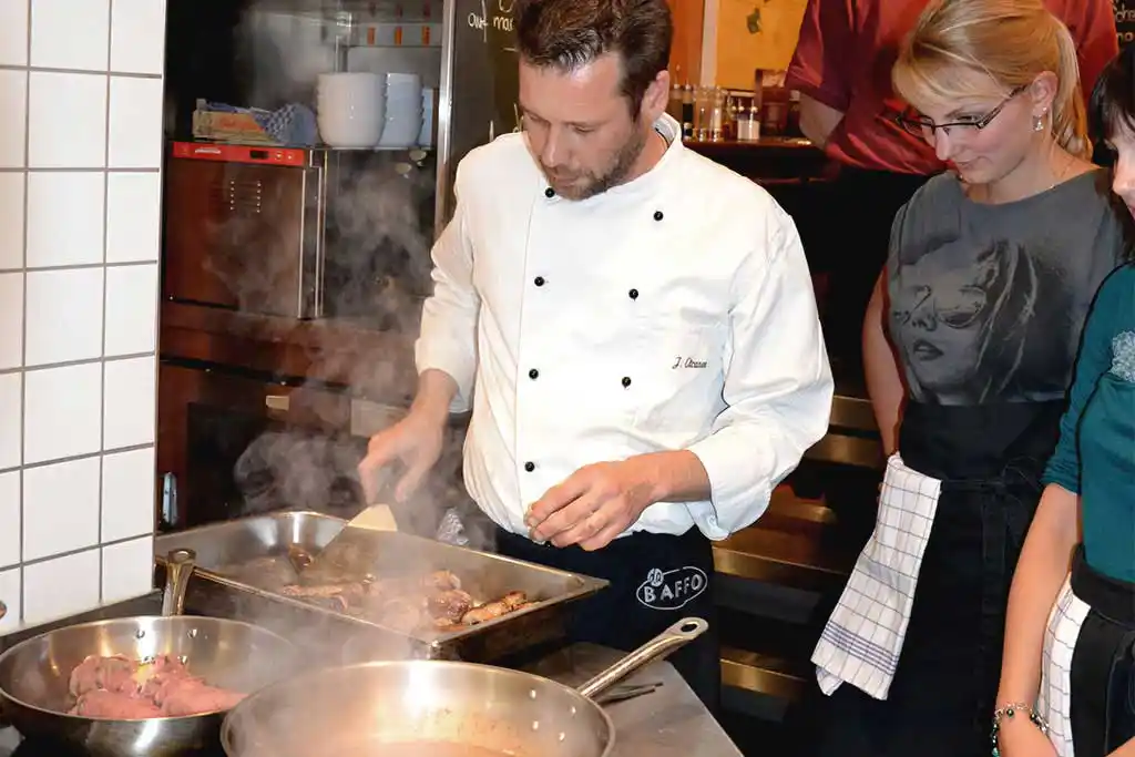 Herr Otranen beim Fleich braten.