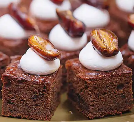 Tablett mit Brownies mit Sanhe-Dattel-Topping.